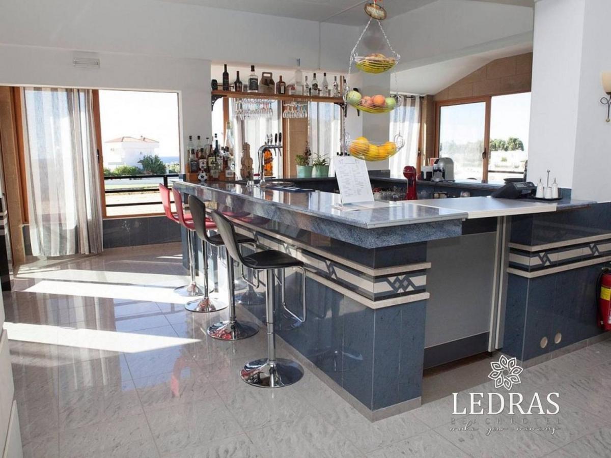 Hotel Ledras Jenádi Kültér fotó