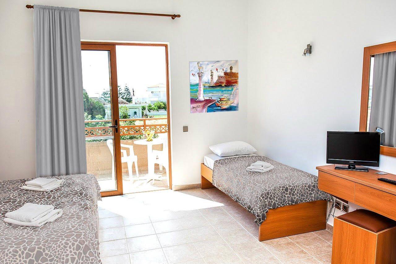 Hotel Ledras Jenádi Kültér fotó