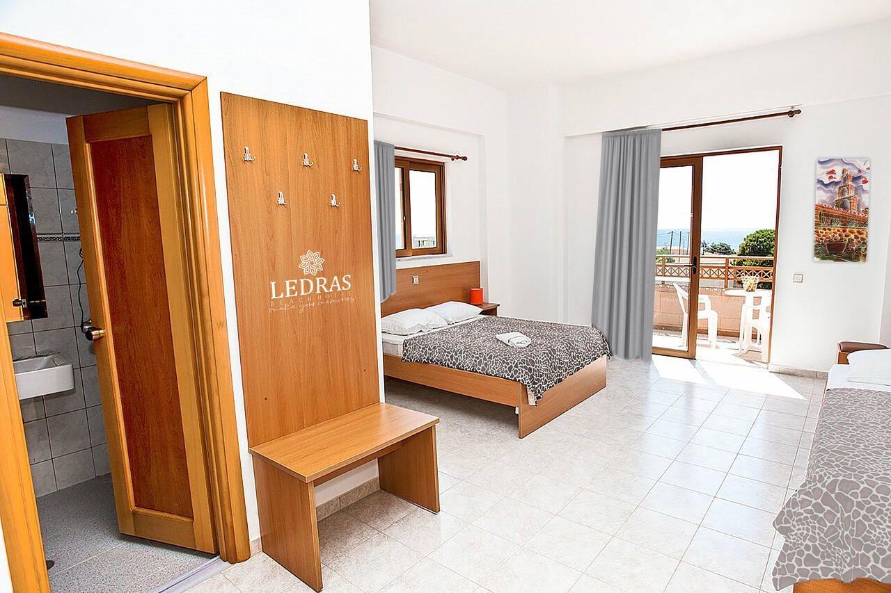 Hotel Ledras Jenádi Kültér fotó