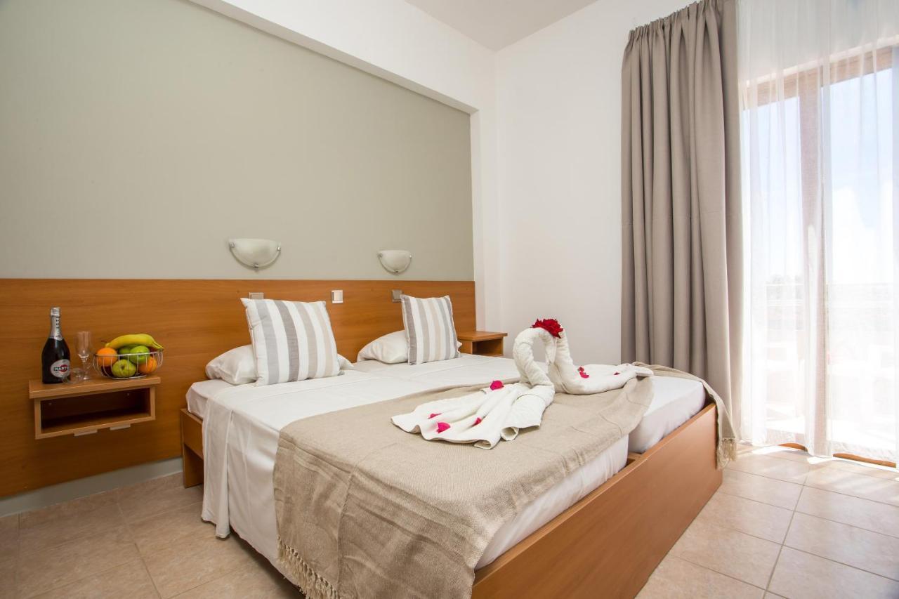 Hotel Ledras Jenádi Kültér fotó