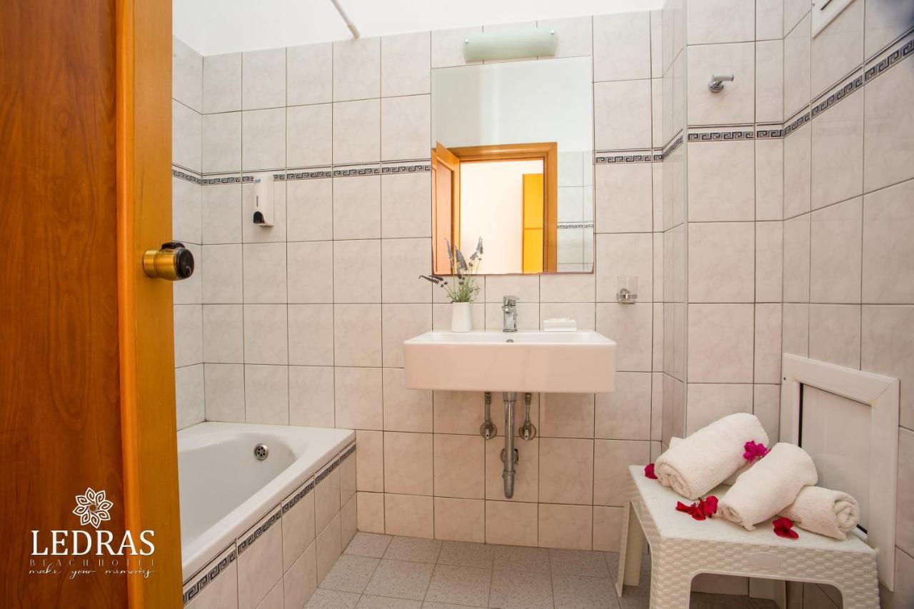 Hotel Ledras Jenádi Kültér fotó