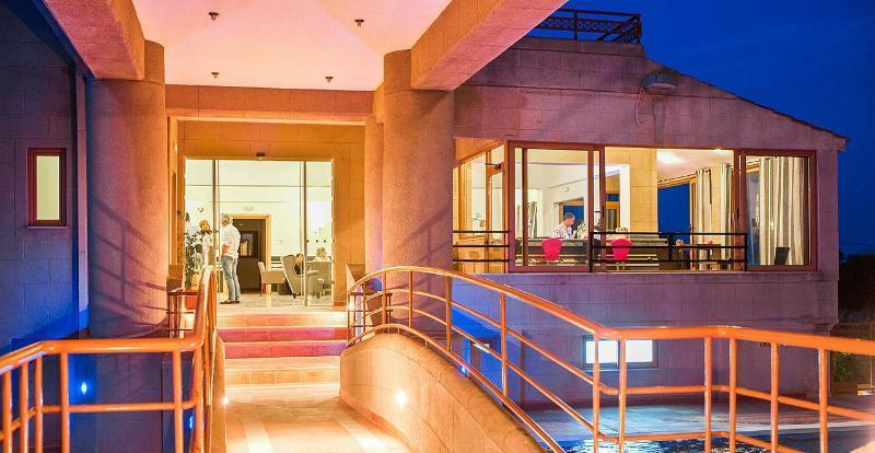 Hotel Ledras Jenádi Kültér fotó