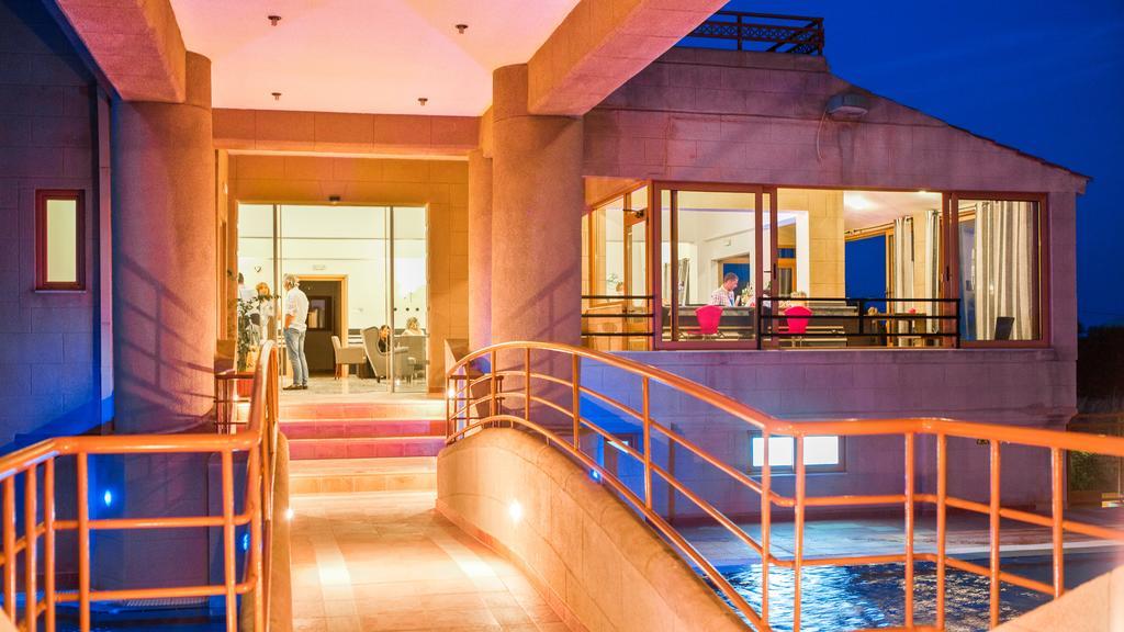 Hotel Ledras Jenádi Kültér fotó