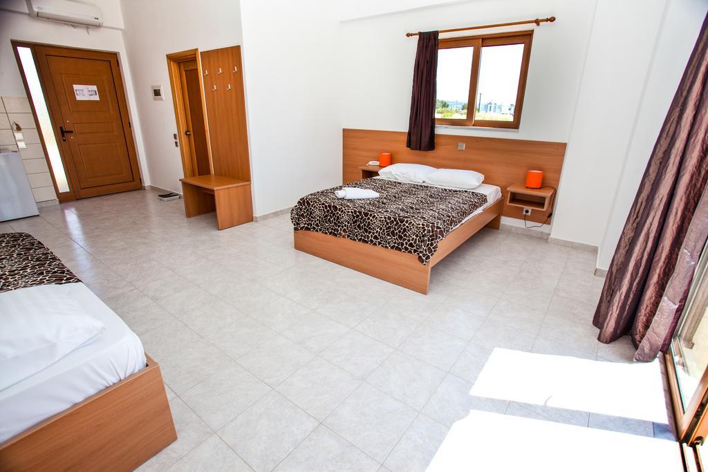 Hotel Ledras Jenádi Kültér fotó