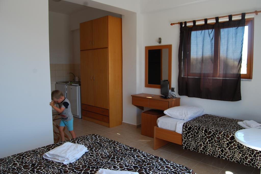 Hotel Ledras Jenádi Kültér fotó
