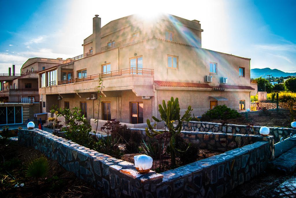 Hotel Ledras Jenádi Kültér fotó